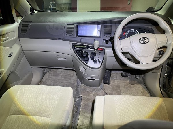 Toyota Isis - 2013 год